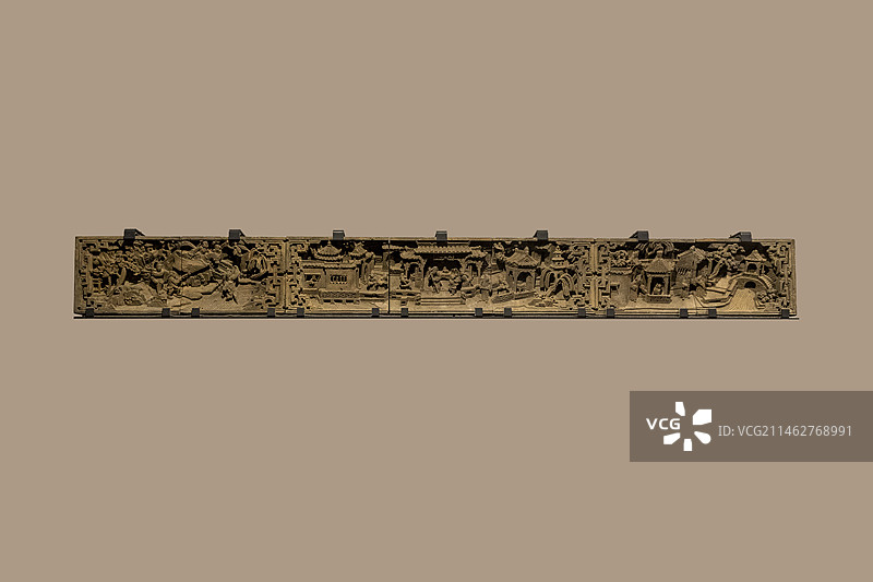 安徽省博物院徽州古建筑展：九世忠臣砖雕（清；砖雕正中雕刻大堂，梁上悬挂“九世忠臣”四字匾额）图片素材