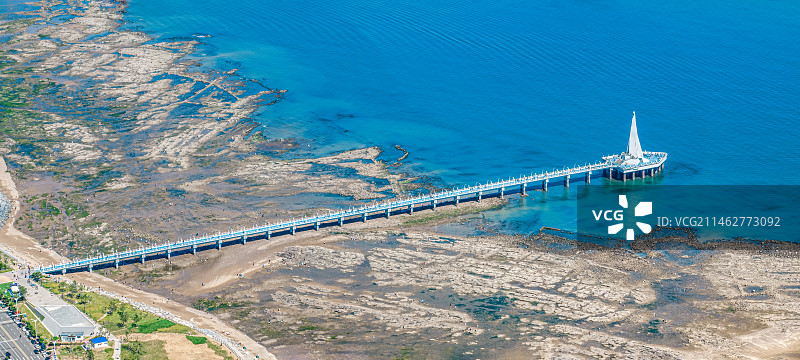 山东省青岛市黄岛区胶南西海岸新区古镇口海军公园栈桥灯塔航拍视角图片素材