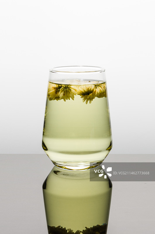 菊花茶泡在透明的杯子里图片素材