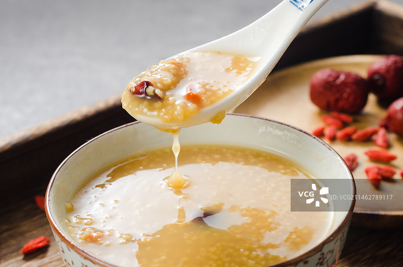 健脾养胃的红枣小米粥图片素材