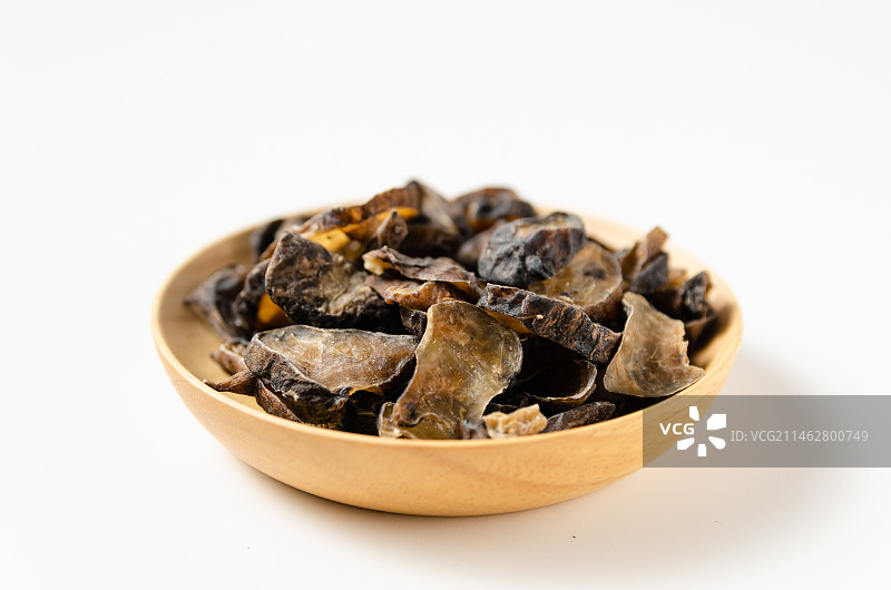 中药材黑附子放在白色背景里图片素材