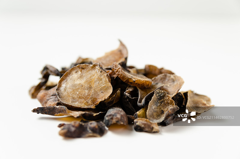 中药材黑附子放在白色背景里图片素材