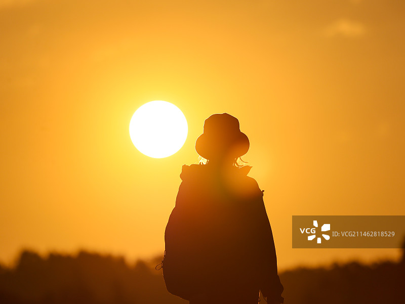 一位老人看着夕阳老年人旅游图片素材