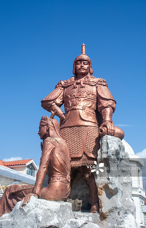 中国青海海北祁连县的藏族英雄雕像图片素材