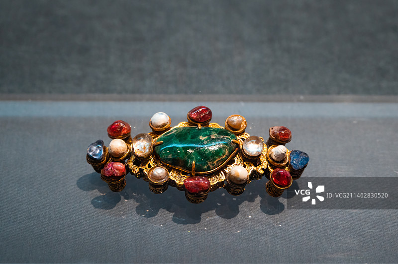 中国明代万历鎏金花卉纹嵌宝石带扣图片素材