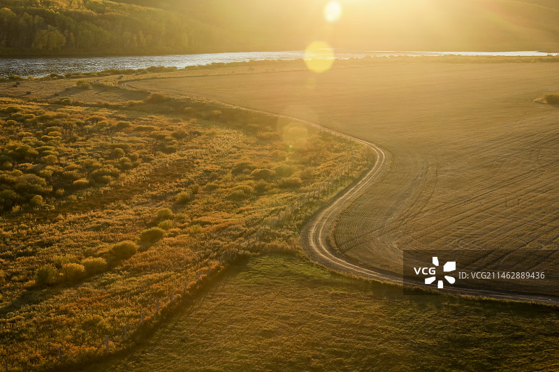 呼伦贝尔奥洛契庄园夕阳秋色图片素材