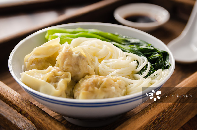 一碗美味的广式早餐云吞面图片素材