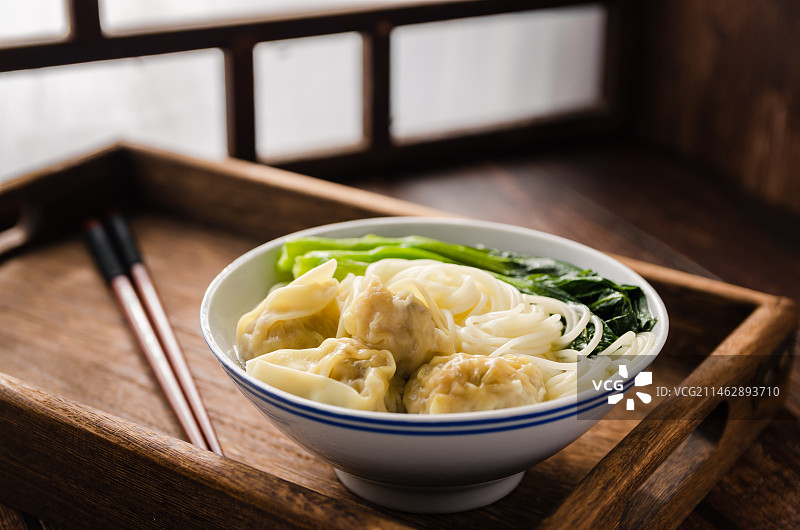 一碗美味的广式早餐云吞面图片素材