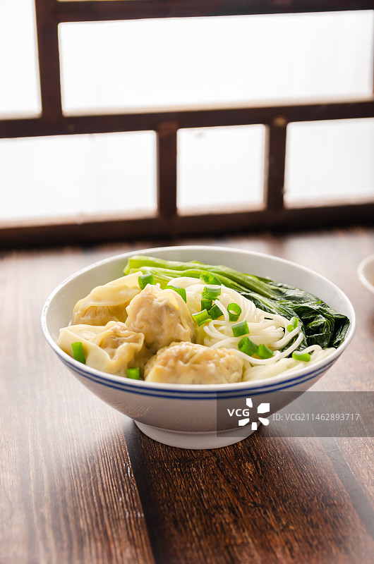 一碗美味的广式早餐云吞面图片素材