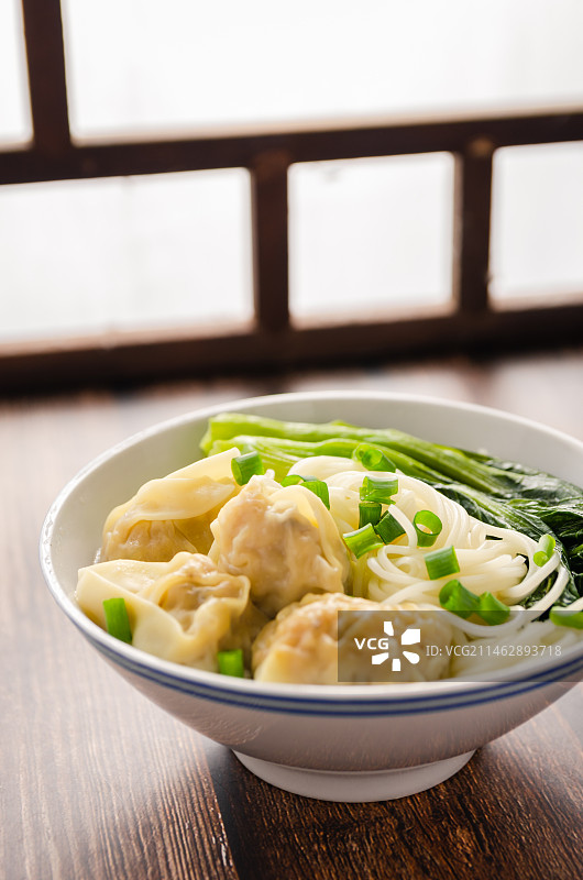 一碗美味的广式早餐云吞面图片素材