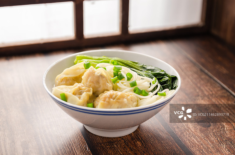 一碗美味的广式早餐云吞面图片素材