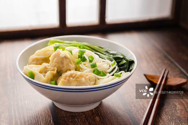一碗美味的广式早餐云吞面图片素材