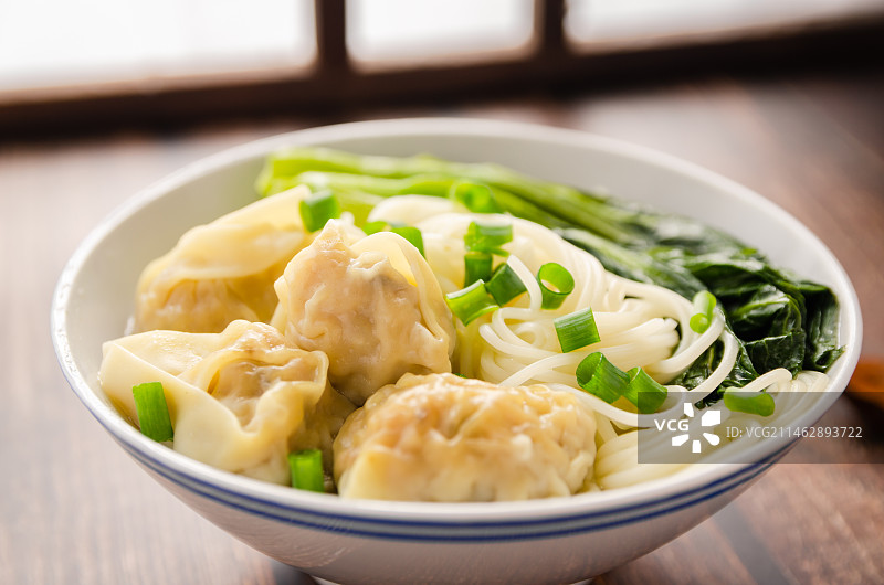 一碗美味的广式早餐云吞面图片素材