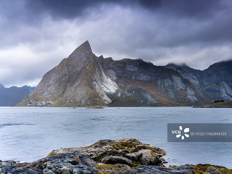 阴雨中的雷讷图片素材
