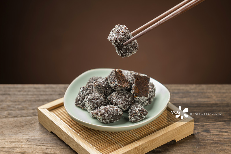 天津传统小吃酸磨糕酸枣糕摆放在桌面上特写图片素材