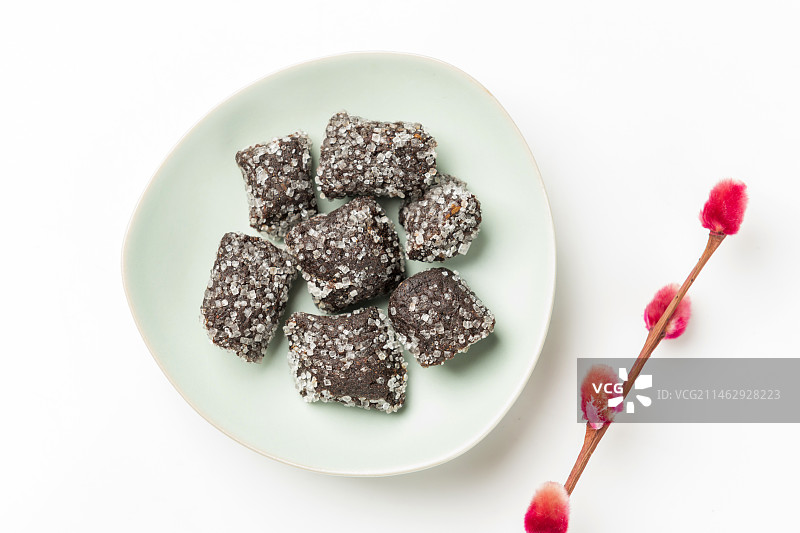 天津传统小吃酸磨糕酸枣糕摆放在桌面上特写图片素材