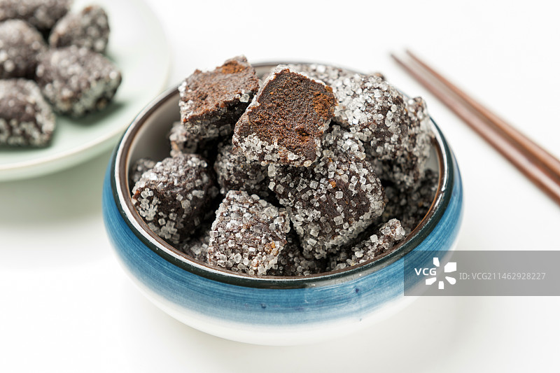 天津传统小吃酸磨糕酸枣糕摆放在桌面上特写图片素材