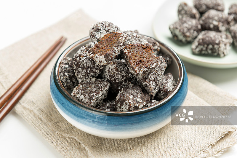 天津传统小吃酸磨糕酸枣糕摆放在桌面上特写图片素材