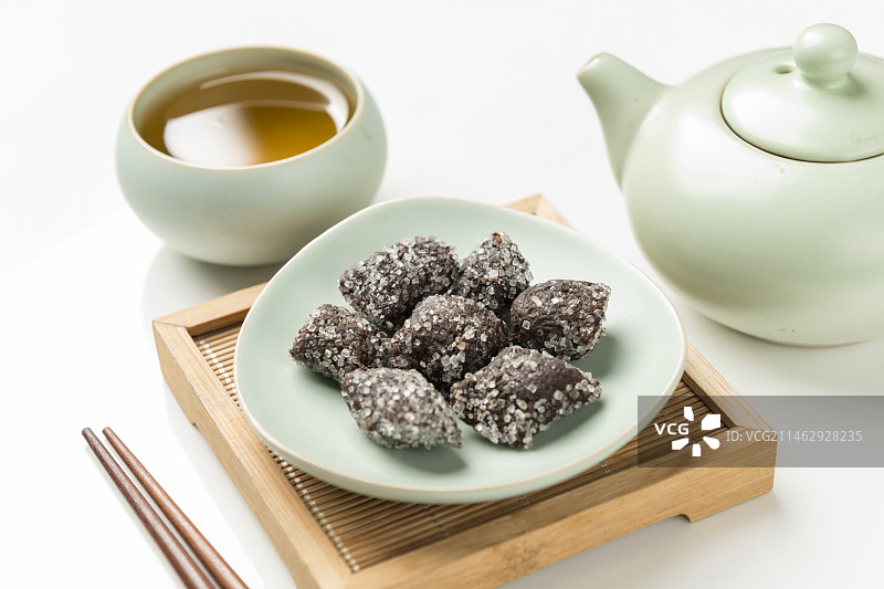 天津传统小吃酸磨糕酸枣糕摆放在桌面上特写图片素材