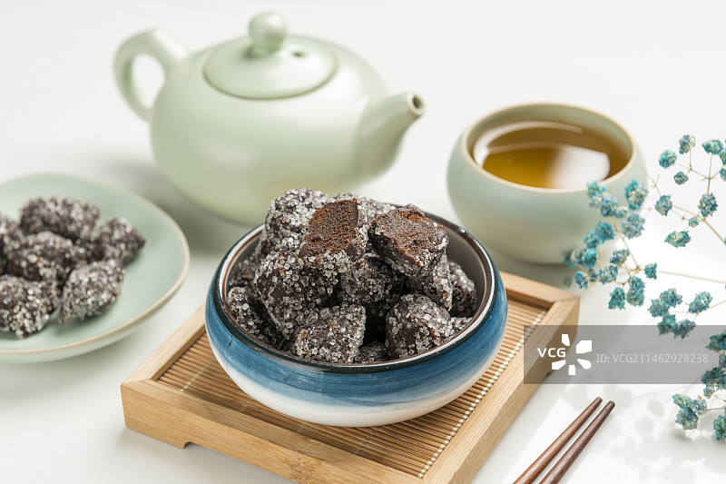 天津传统小吃酸磨糕酸枣糕摆放在桌面上特写图片素材