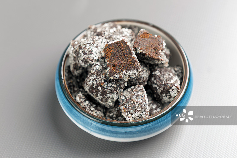 天津传统小吃酸磨糕酸枣糕摆放在桌面上特写图片素材