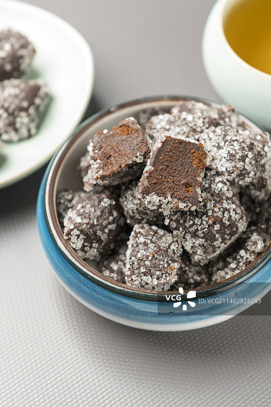 天津传统小吃酸磨糕酸枣糕摆放在桌面上特写图片素材