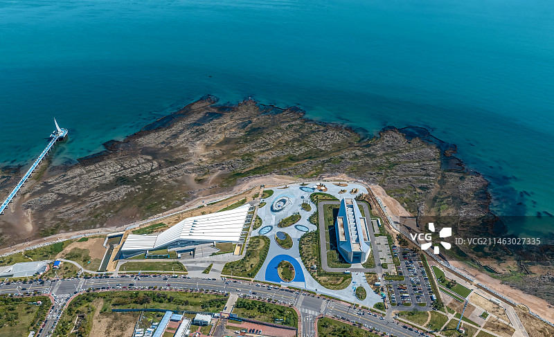 山东省青岛市黄岛区胶南西海岸新区古镇口海军公园栈桥和海洋科技馆图片素材