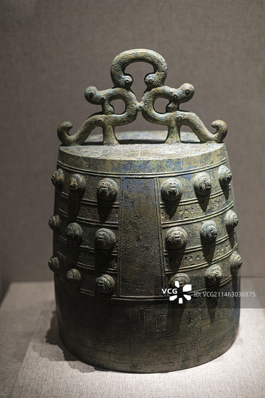 春秋蟠龙纹镈鈡，出土于辉县，现藏于河南博物院图片素材