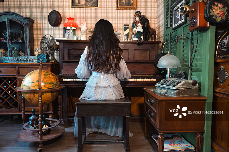老洋房中弹钢琴的女孩图片素材