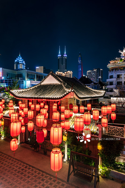 深圳罗湖东门老街夜晚的灯笼与亭子图片素材