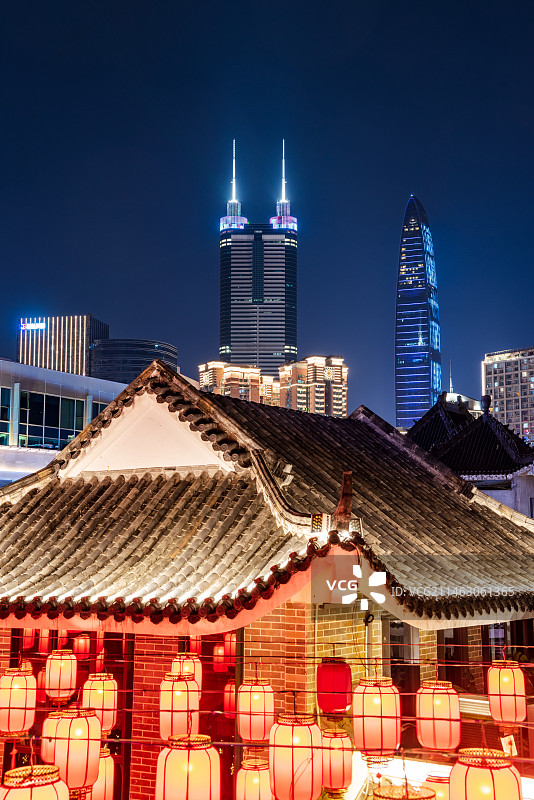 深圳罗湖东门老街夜晚的灯笼与亭子图片素材