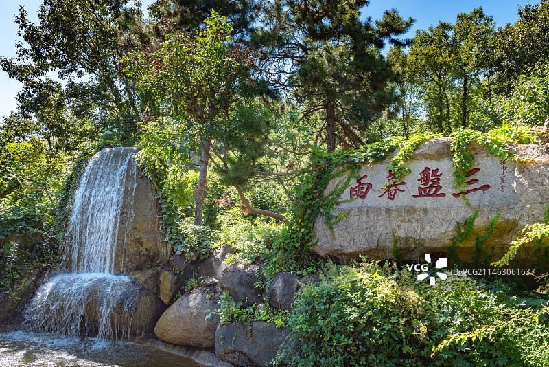 天津盘山风景区三盘暮雨瀑布摩崖石刻图片素材