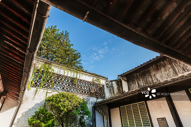 绍兴鲁迅故居母亲卧室外的天井，白墙黛瓦的中式徽派古民居建筑院落图片素材