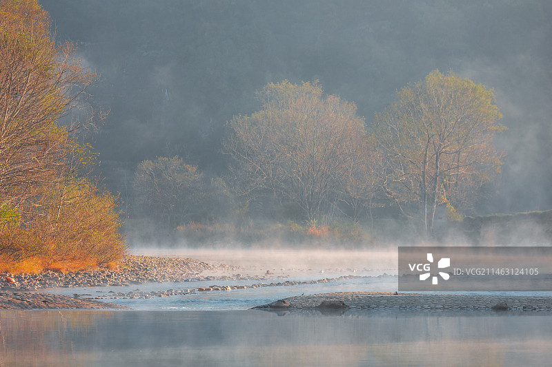 武夷山九曲溪蓝天映衬下的湖光山色图片素材
