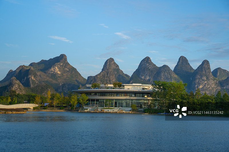 深秋的桂海晴岚图片素材