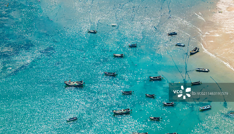 山东省青岛市黄岛区胶南西海岸新区沙滩海洋停泊的渔船度假航拍视角图片素材