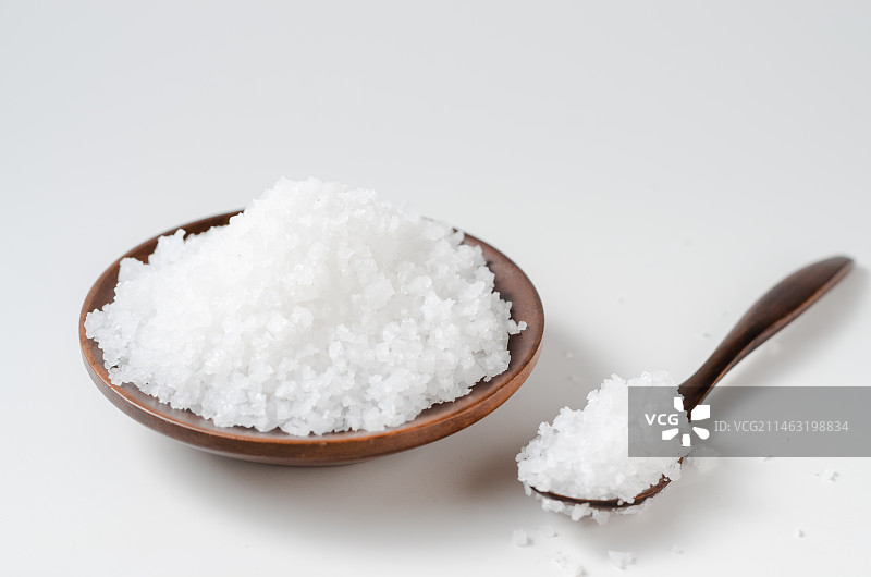 一碗雪白的天然粗盐食盐图片素材