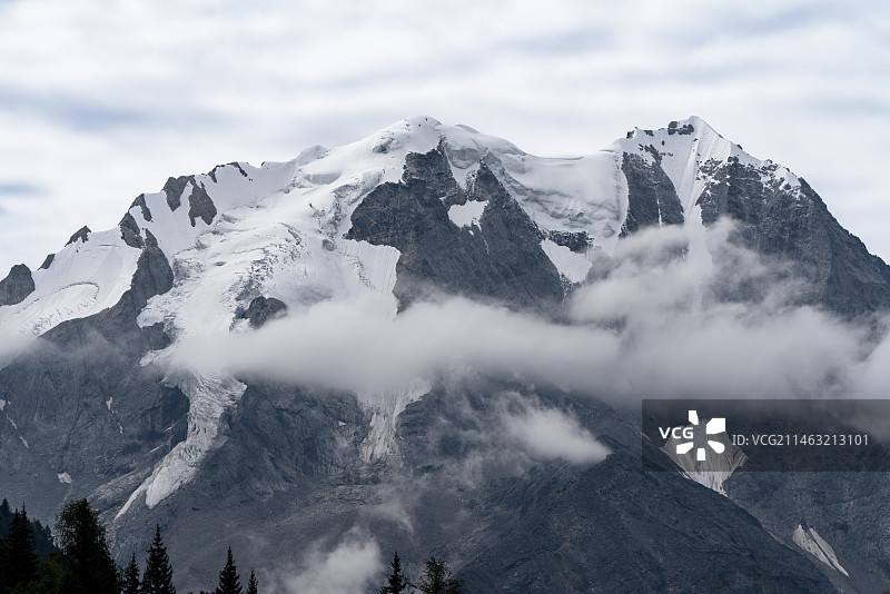 四川省甘孜州亚拉雪山景区雅拉雪山山顶积雪冰川户外风光图片素材