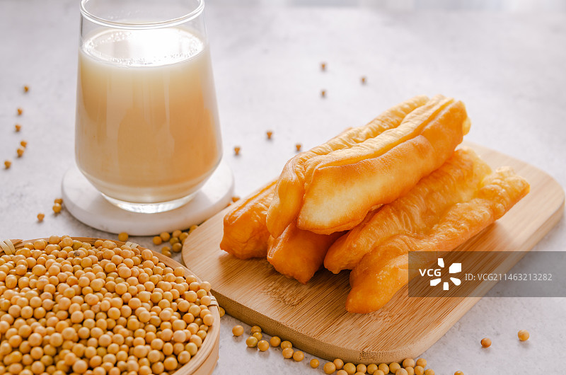 中式传统早餐豆浆油条图片素材