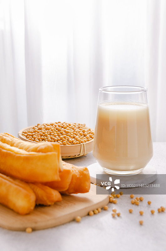 中式传统早餐豆浆油条图片素材