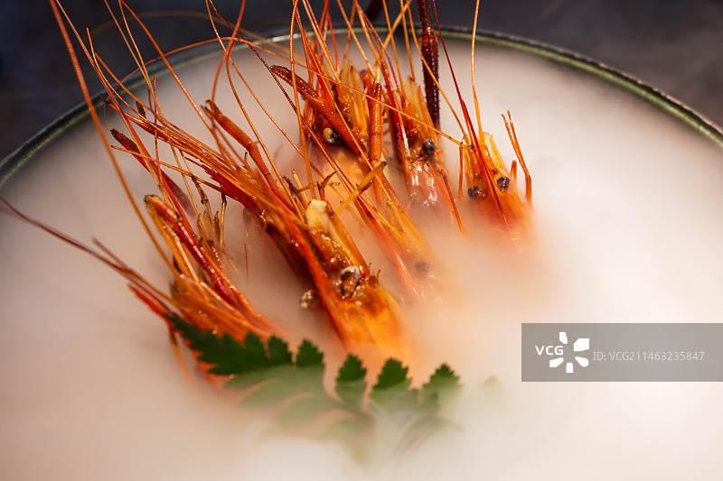 寻宝记绍兴特色菜花雕醉虾特写，黄酒熟醉罗氏沼虾，碗里放了干冰营造烟雾缭绕的视觉冲击图片素材