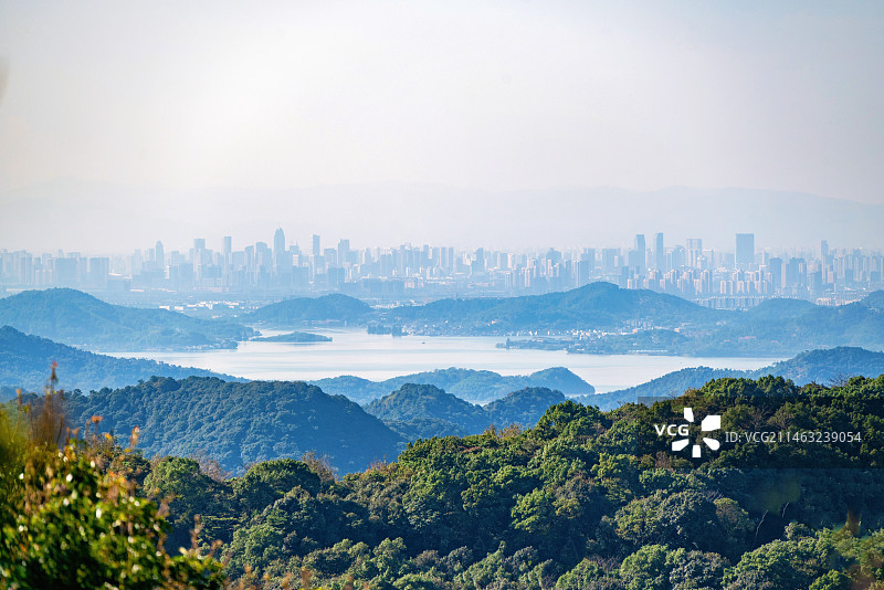 浙江宁波硖石岭古道山顶眺望湖泊和城市风光图片素材