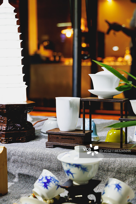 景德镇陶溪川，陶艺夜市，桌子上瓷器的特写镜头，景德镇文化地标，陶艺夜市大学生创业基地图片素材