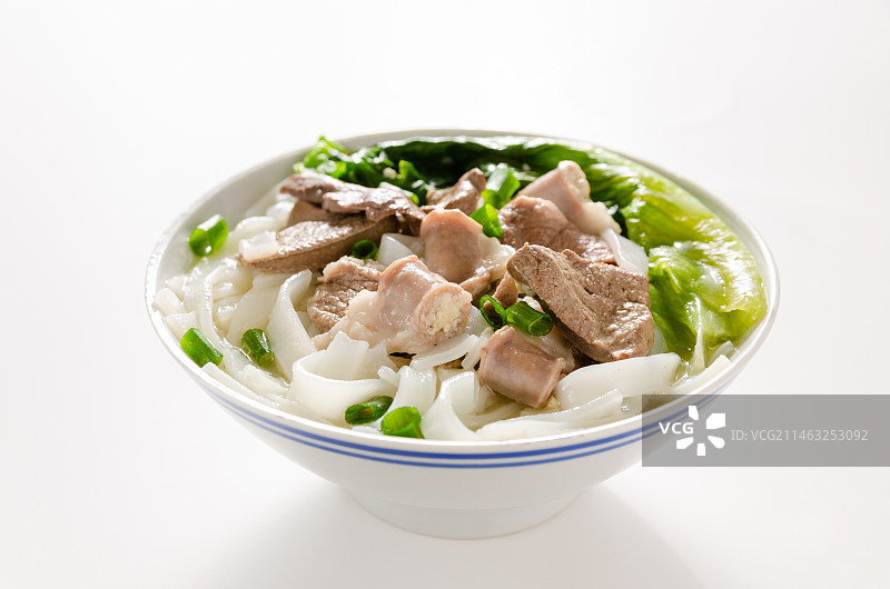 一碗广东粤西传统美食猪杂汤粉图片素材