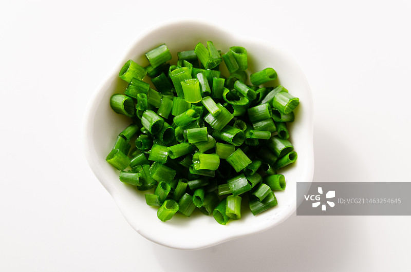 一碟切好的新鲜葱花图片素材