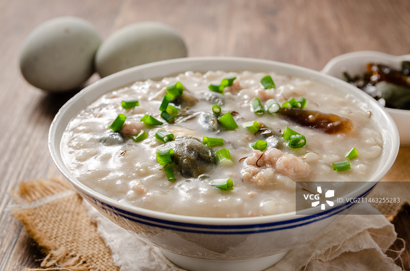 广东传统早餐皮蛋瘦肉粥图片素材