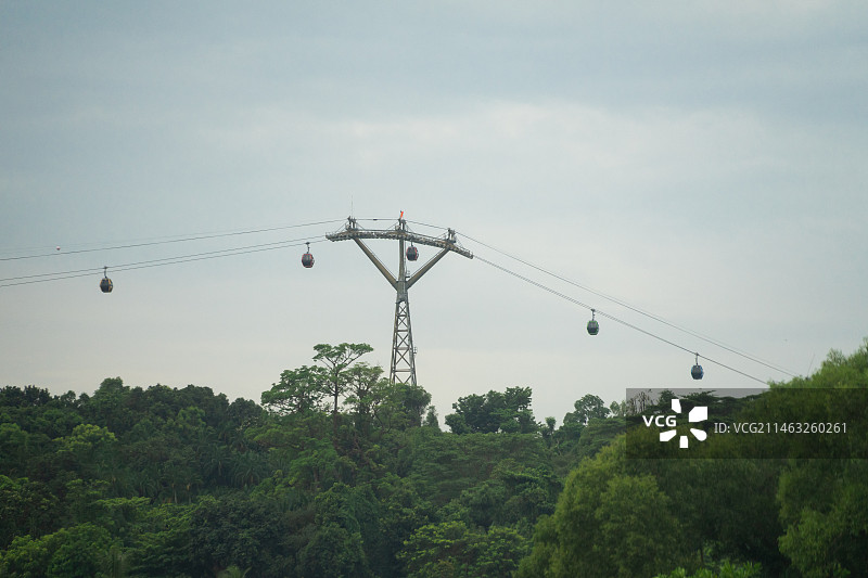 新加坡圣陶沙岛的缆车、吊索和塔台图片素材