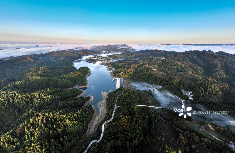被专家誉为“鄂西天湖”的湖北利川佛宝山水库云雾缭绕宛若一幅壮美的生态画卷图片素材
