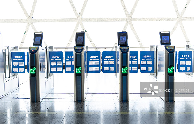 公车高铁车站自动检票口特写图片素材