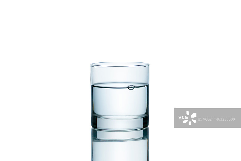 一玻璃杯纯净水放在白色背景上图片素材